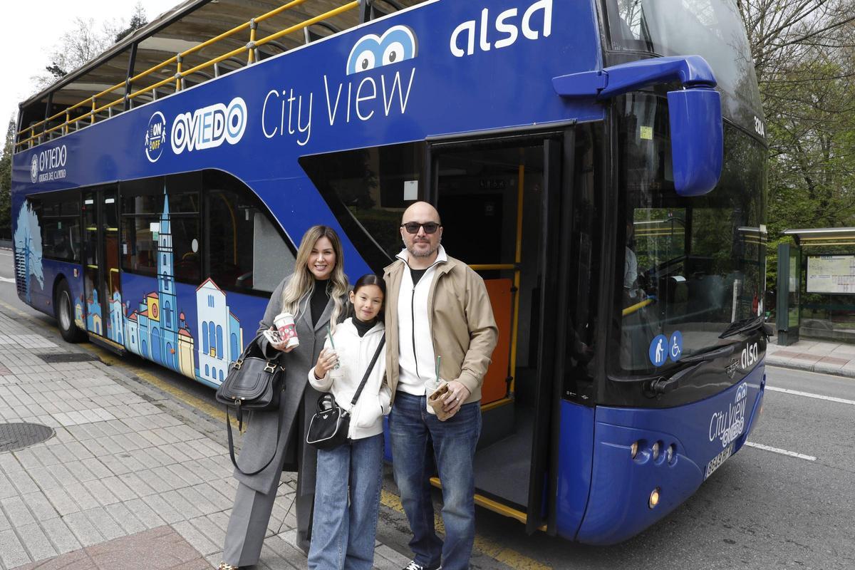 Manolo Santa Paula con su mujer, Alina Fernández, y su hija Gala junto al autobús turístico en Marqués de Santa Cruz.