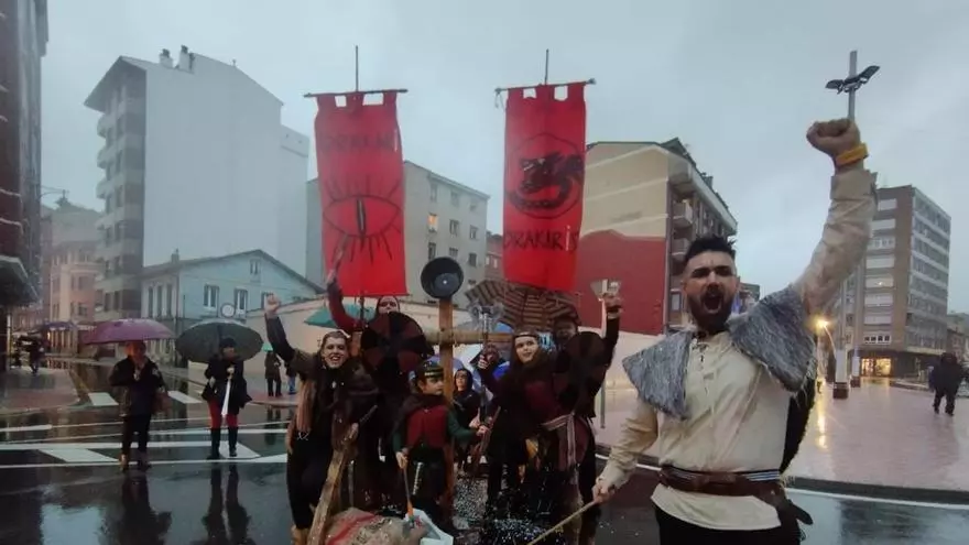 VÍDEO: Pola de Laviana y Sama de Langreo hicieron frente a la lluvia para disfrutar de su Antroxu
