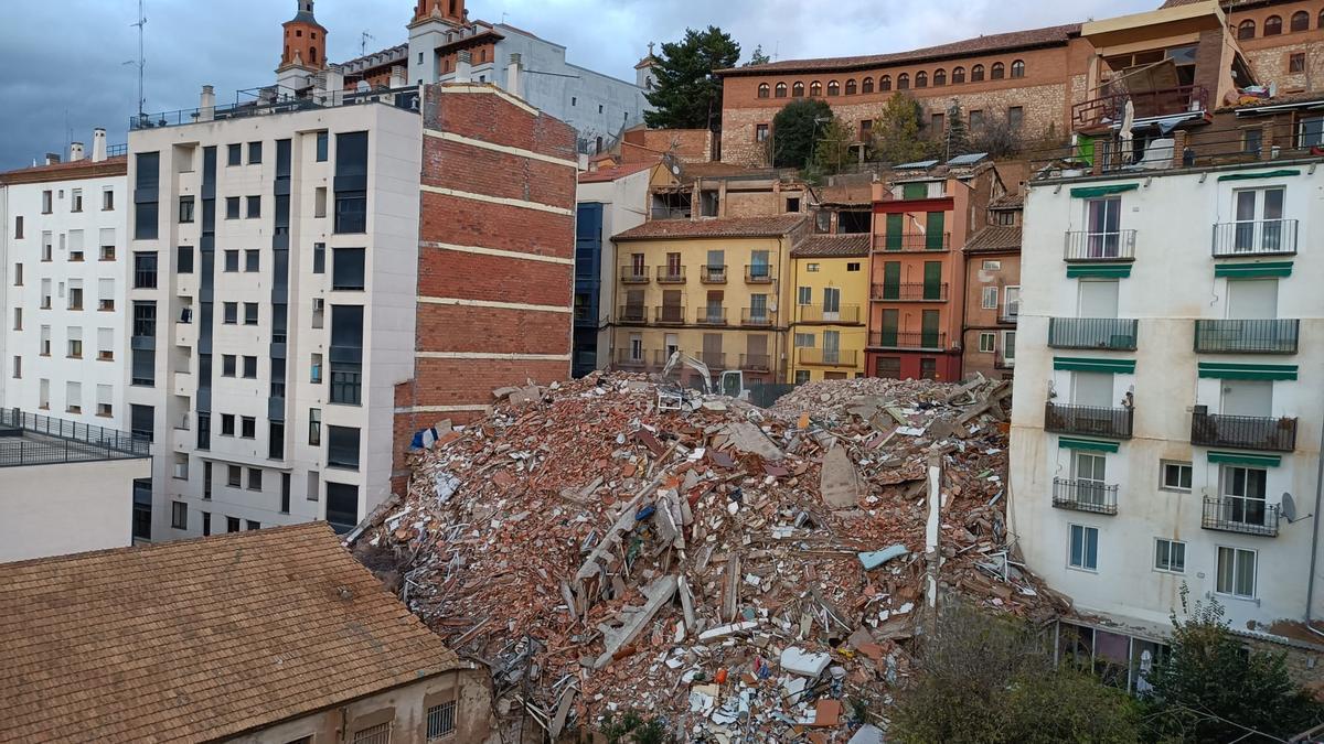 Se derrumba un edificoo de cinco plantas en Teruel.