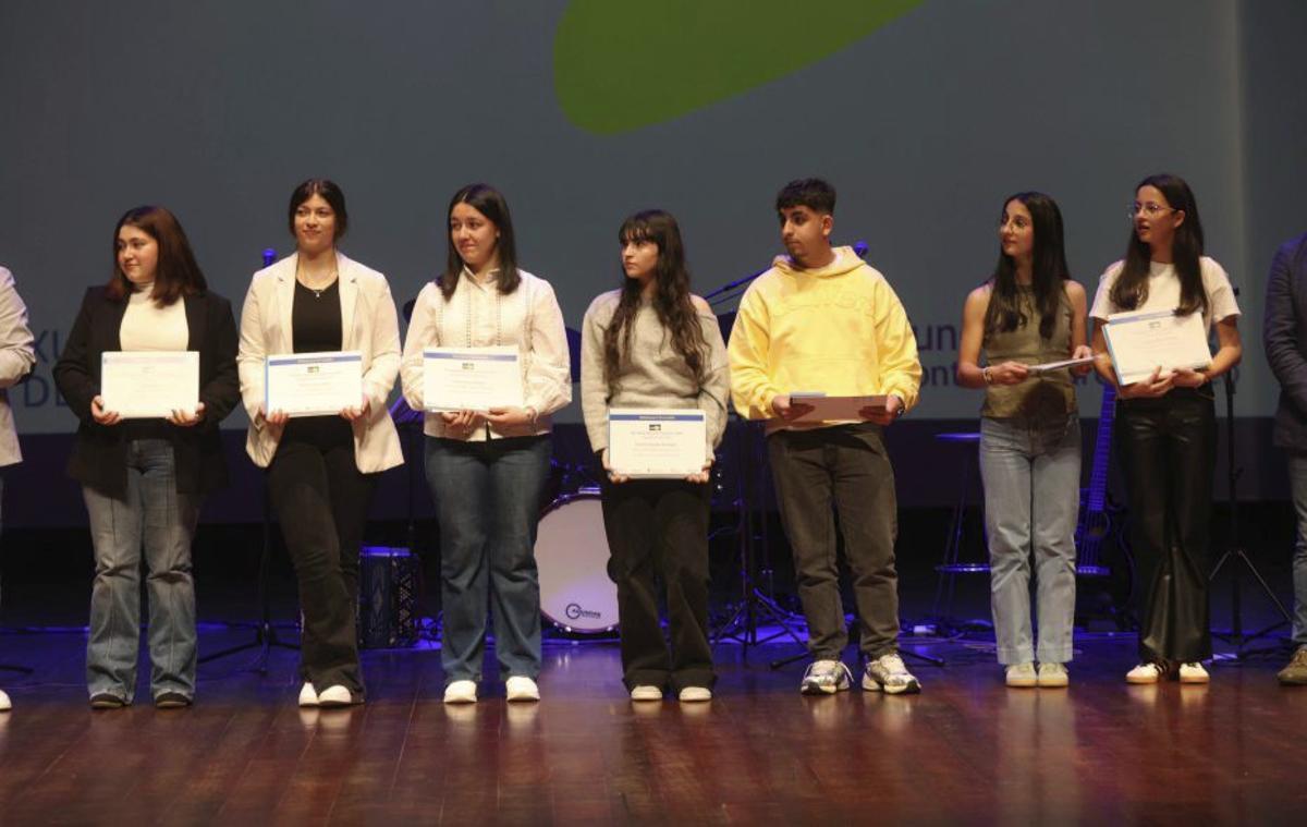 Estudiantes premiados en el concurso literario. | NOÉ PARGA