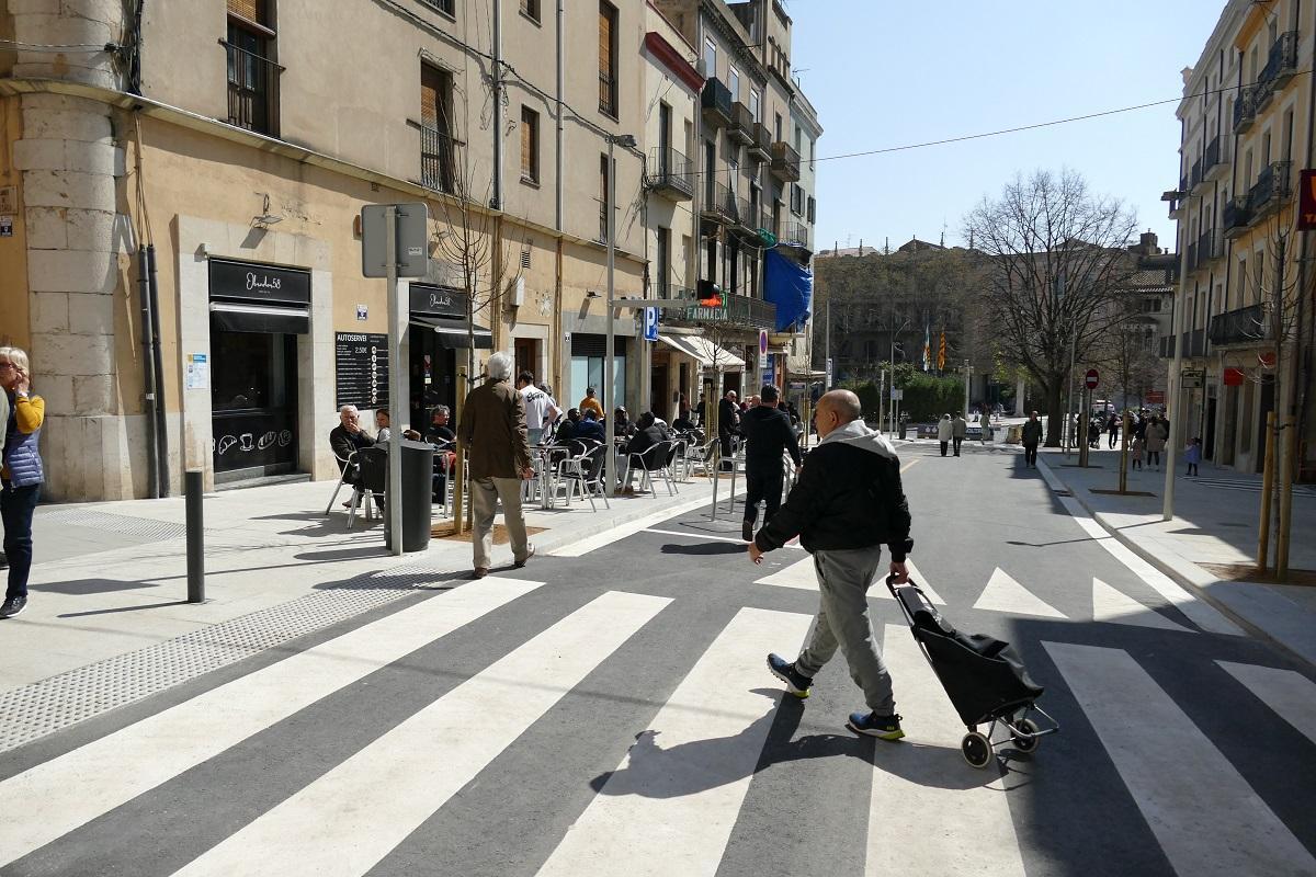 Vianants transitant per la renovada pujada del Castell de Figueres.