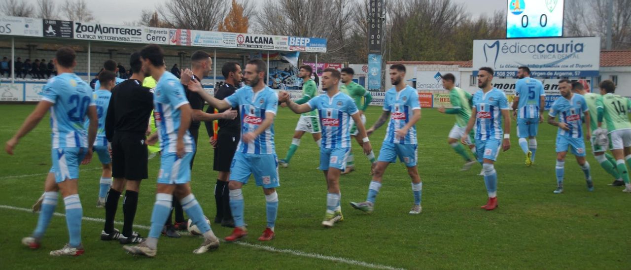 Los jugadores de Coria y Villanovense se saludan en la previa del partido.