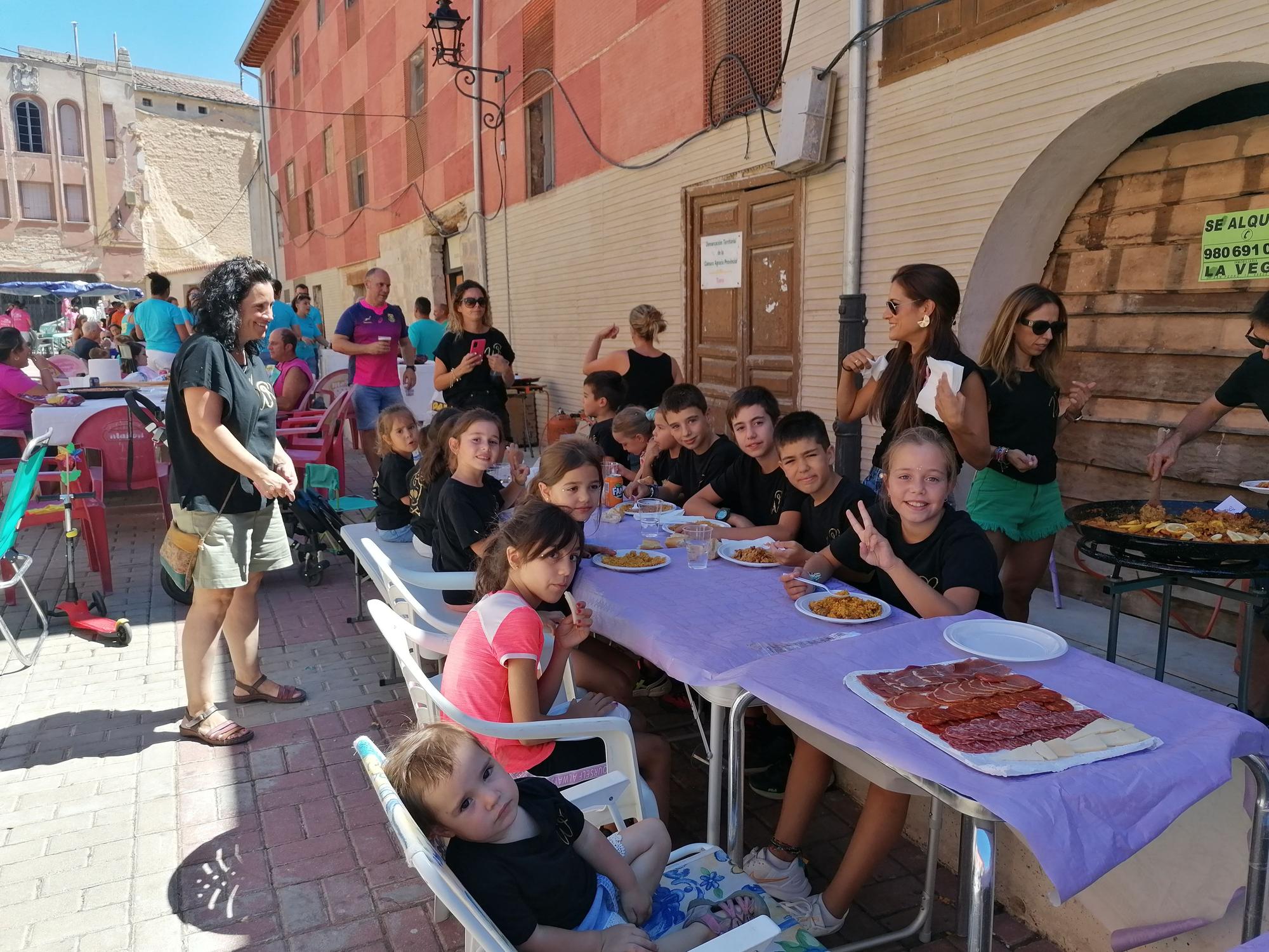 Las peñas aderezan las fiestas son sabor a paella