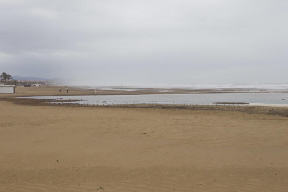 Las playas de la Malva-rosa, el Cabanyal y la Marina tras el temporal marítimo.