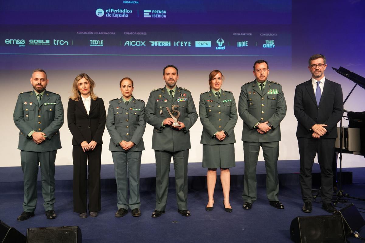 De izquierda a derecha, el Teniente Coronel Juan Jesús Ruiz Reina; Ainhoa Moll, adjunta a presidencia y directora editorial de Prensa Ibérica; la cabo Marta Torres Latorre; el coronel Pedro Merino Castro, jefe de la Unidad Central Operativa de la Guardia Civil; Cabo primero Ángela Fernández Tarjuelo; el capitán Ángel García Arroyo, y Justo Sierra Rey, presidente de URO vehículos especiales.