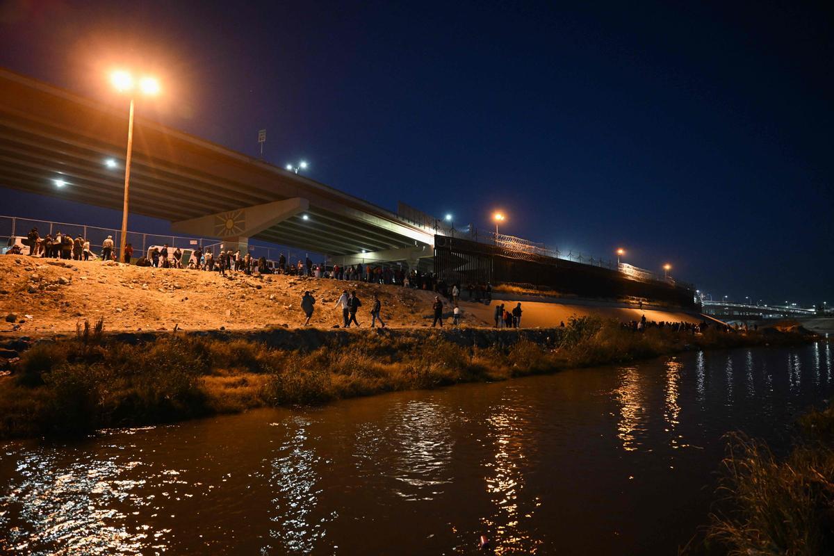 Un aluvión de inmigrantes cruzan Río Grande de Ciudad Juárez (México) a El Paso (Texas) ante un posible cambio en la política migratoria