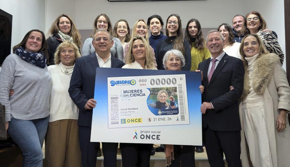 Deudero posa con el cupón junto a representantes políticos y de ONCE.