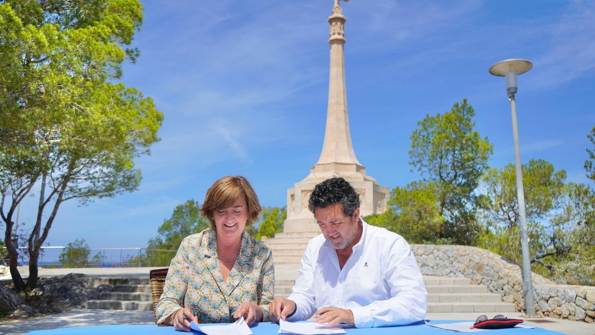 Esperanza Catalá (Vox) und Juan Antonio Amengual (PP) nach der Unterzeichnung des neuen Regierungsbündnisses für Calvià.