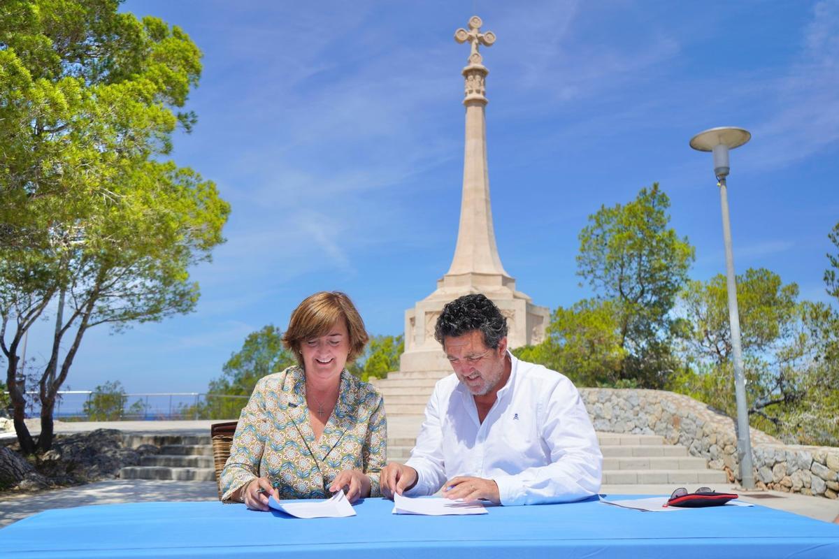 Esperanza Catalá (Vox) und Juan Antonio Amengual (PP) nach der Unterzeichnung des neuen Regierungsbündnisses für Calvià.