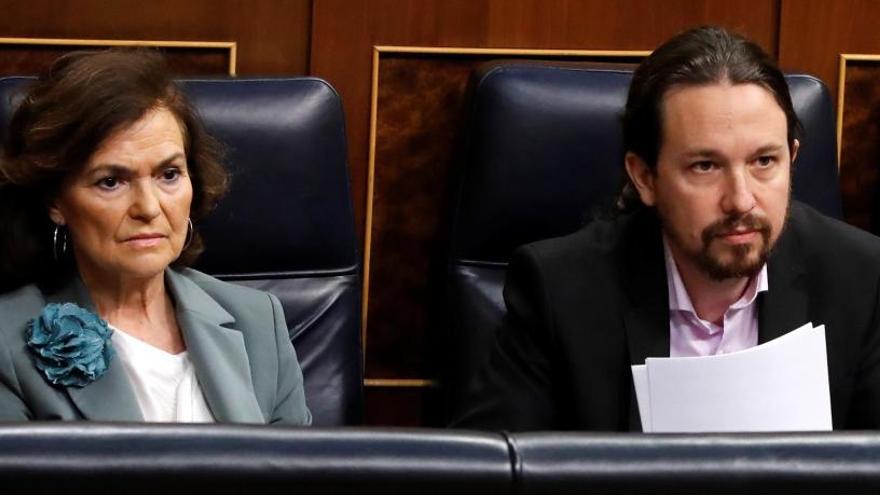 Los vicepresidentes del Gobierno, Carmen Calvo (i) y Pablo Iglesias (d).