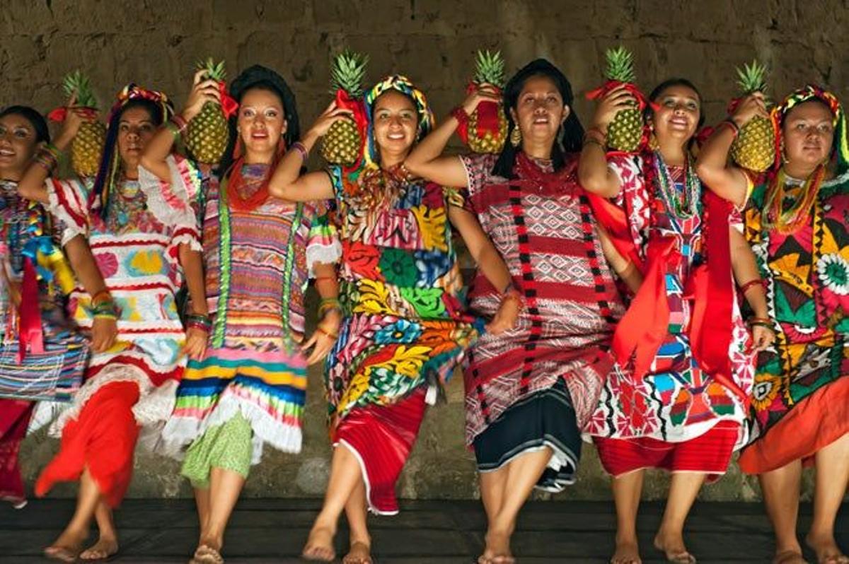 Baile durante la celebración de la Guelaguetza.