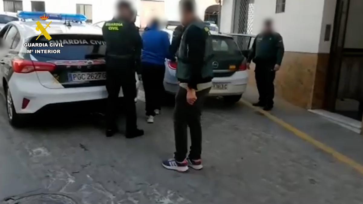 La Guardia Civil ha detenido a seis personas en Montilla en una operación contra un punto de venta de droga.