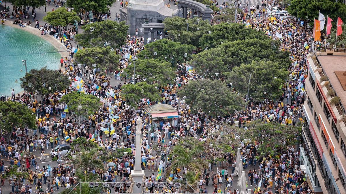 Imagen de la Plaza de España de los manifestantes de la marcha 'Canarias tiene un límite'