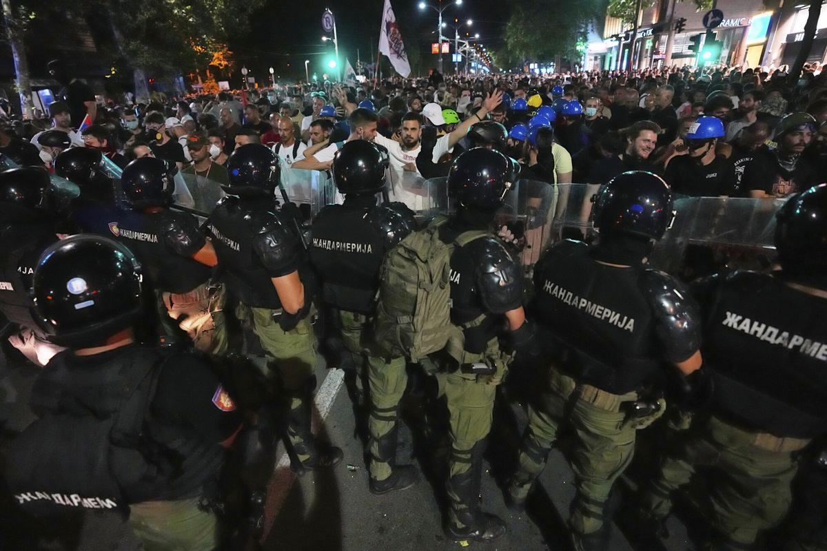Riot police block anti-government protesters at the end of a rally pressing for an early election after nearly eight months of almost daily anti-corruption demonstrations that have shaken the populist government of President Aleksandar Vucic, in Belgrade, Serbia, Saturday, June 28, 2025. (AP Photo/Darko Vojinovic)