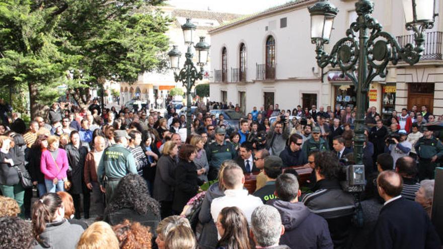 Llegada del féretro de la menor a la iglesia donde tuvo lugar el funeral.