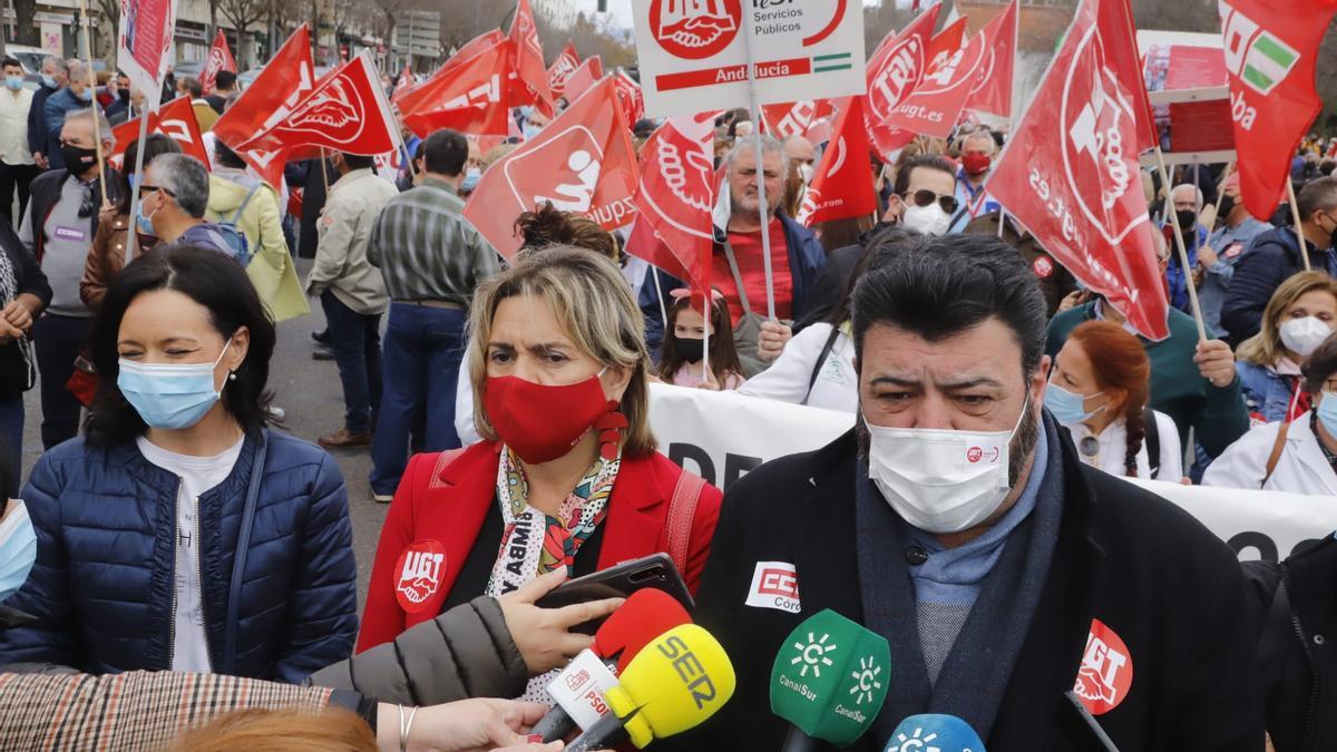 Rafi Crespín, Marina Borrego y Vicente Palomares, antes de empezar la marcha.