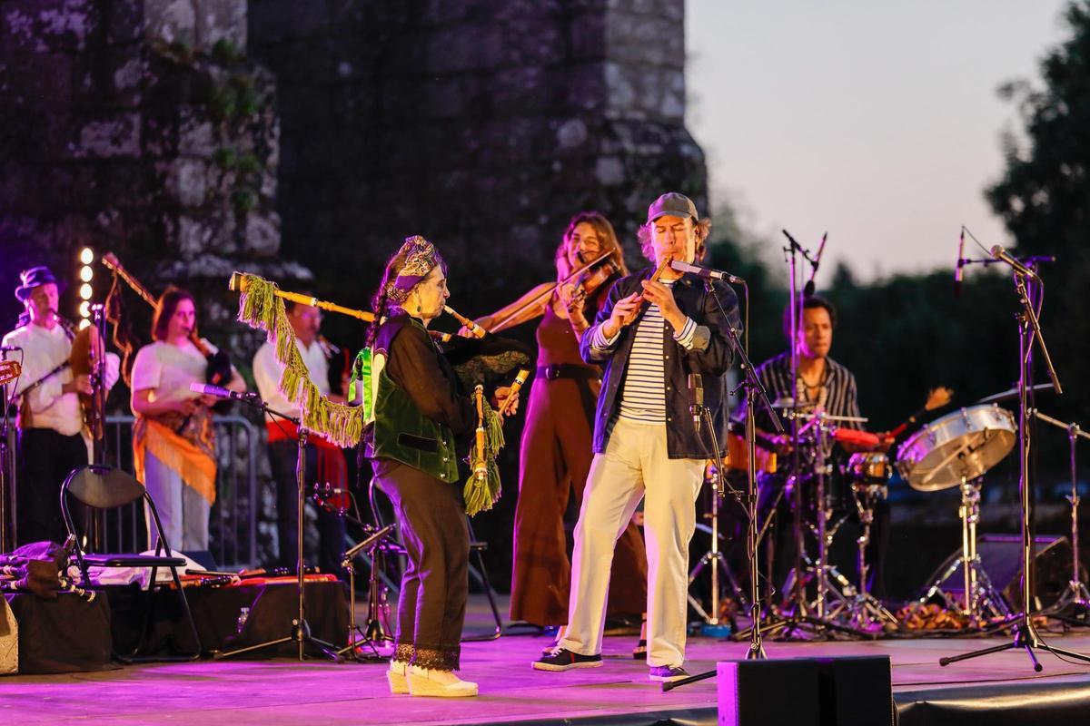 Carlos Núñez, este domingo, durante el concierto en la Colexiata de Sar.
