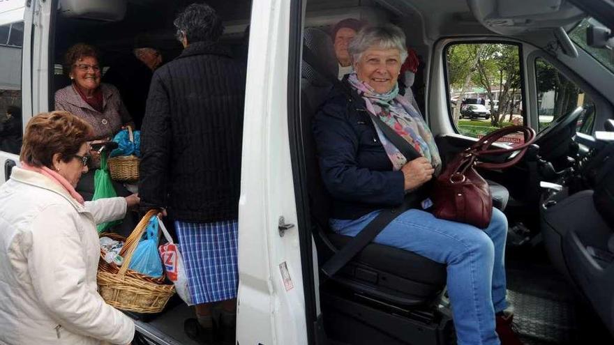Vecinas de Vilanova, en la furgoneta de Protección Civil que hace viajes al Hospital. // Iñaki Abella