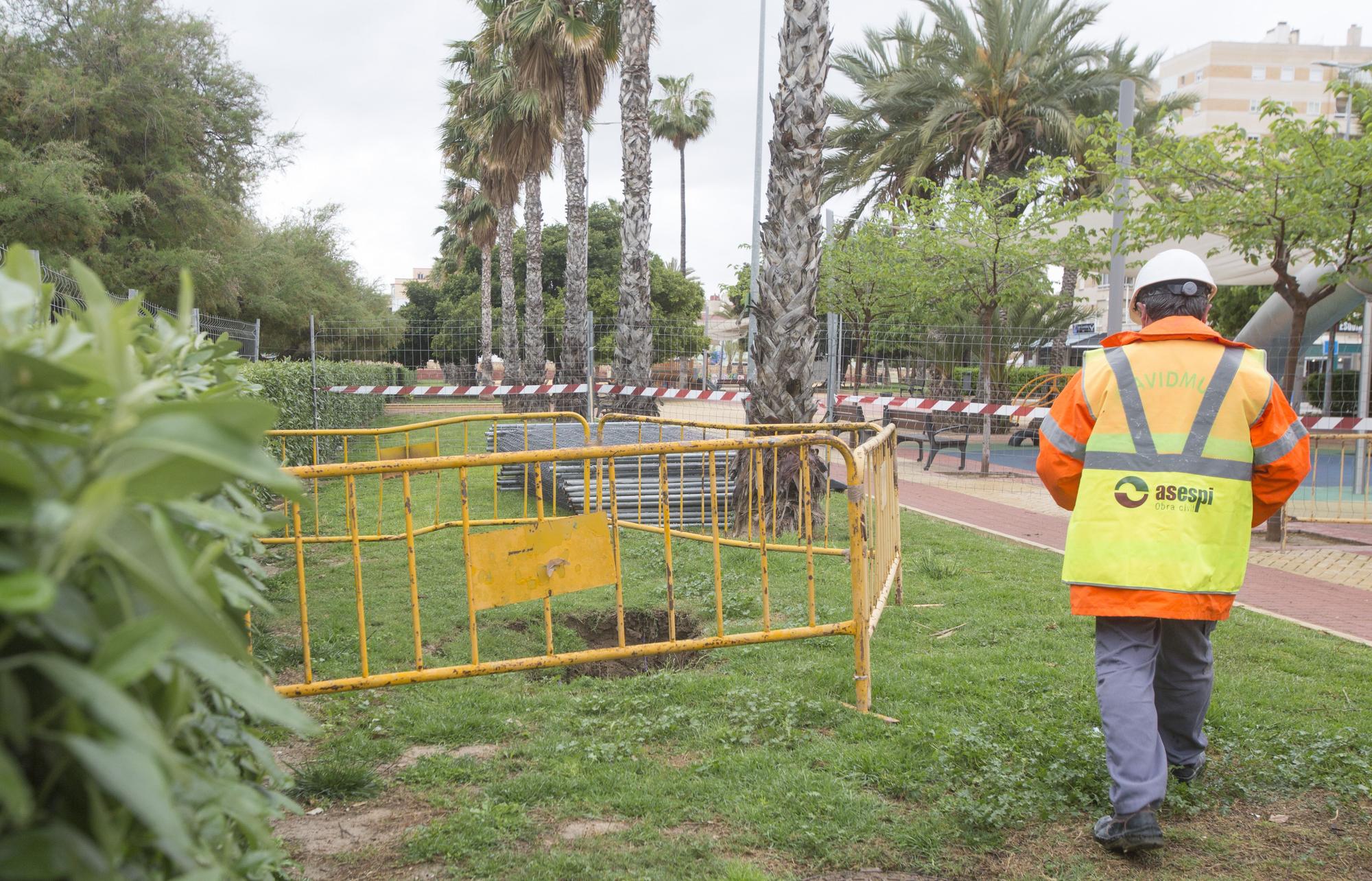 Socavón en el parque Joan Fuster de Alicante por la rotura del colector de aguas que pasa por debajo