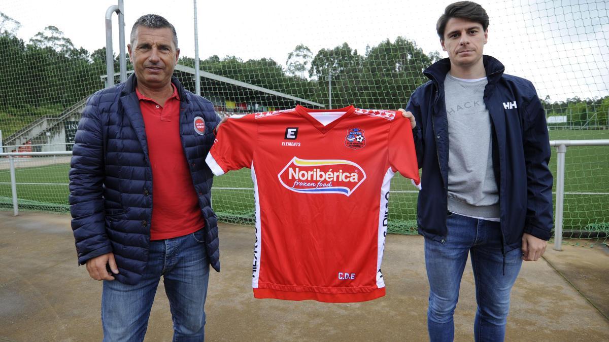 El presidente y el nuevo fichaje del Estradense, Toño Camba y Mateo Mariño, hoy con la camiseta del club. // Bernabé / Javier Lalín