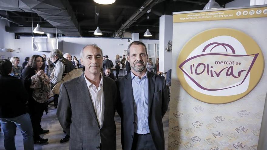 El presidente y el gerente del Mercado del Olivar posan ayer frente al nuevo logo.