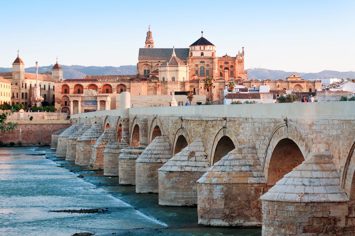 Puente romano y Guadalquivir río, gran mezquita de córdoba, España