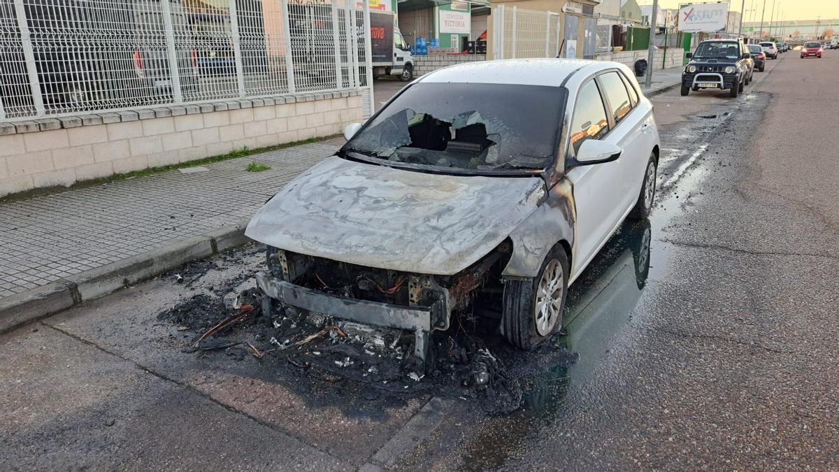 Estado en el que ha quedado el vehículo incendiado en el polígono industrial El Nevero de Badajoz.