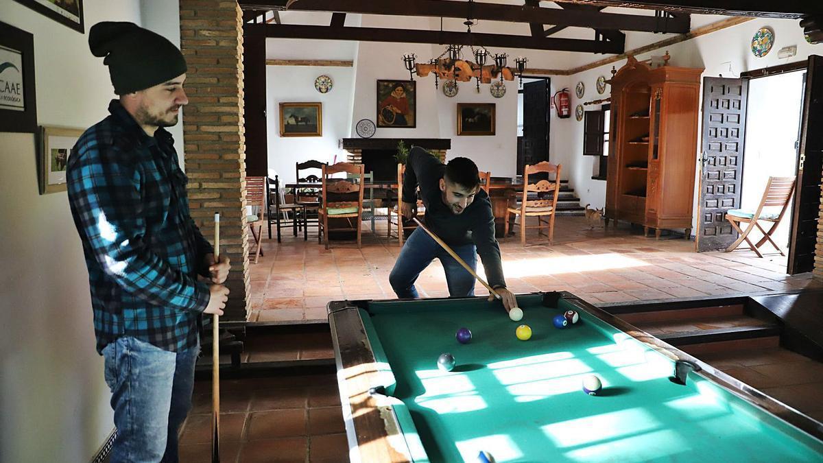 Dos inquilinos juegan al billar en una casa rural en Córdoba.