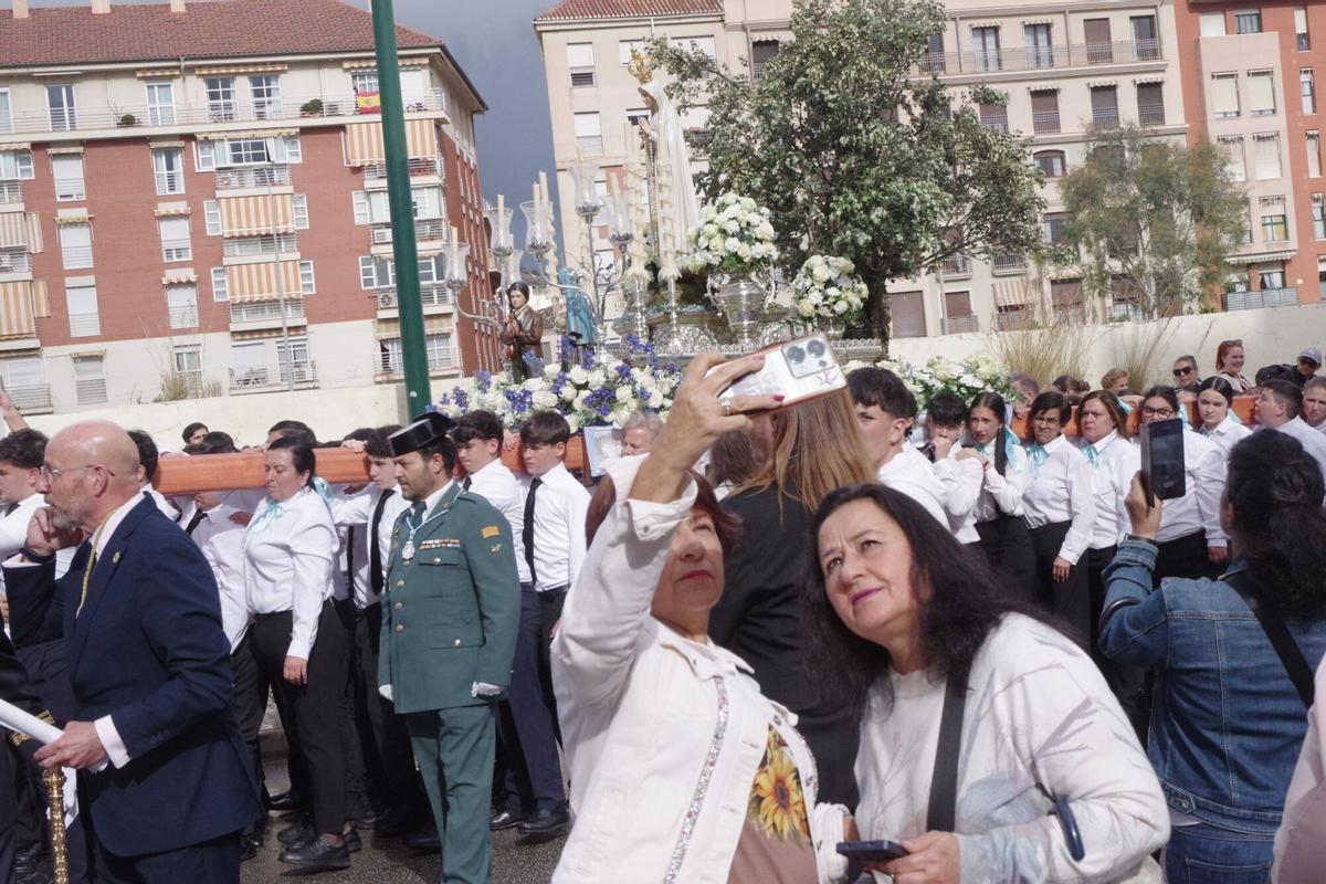 Procesión de la Virgen de Fátima por el barrio de La Trinidad, estrenando la ampliación del trono