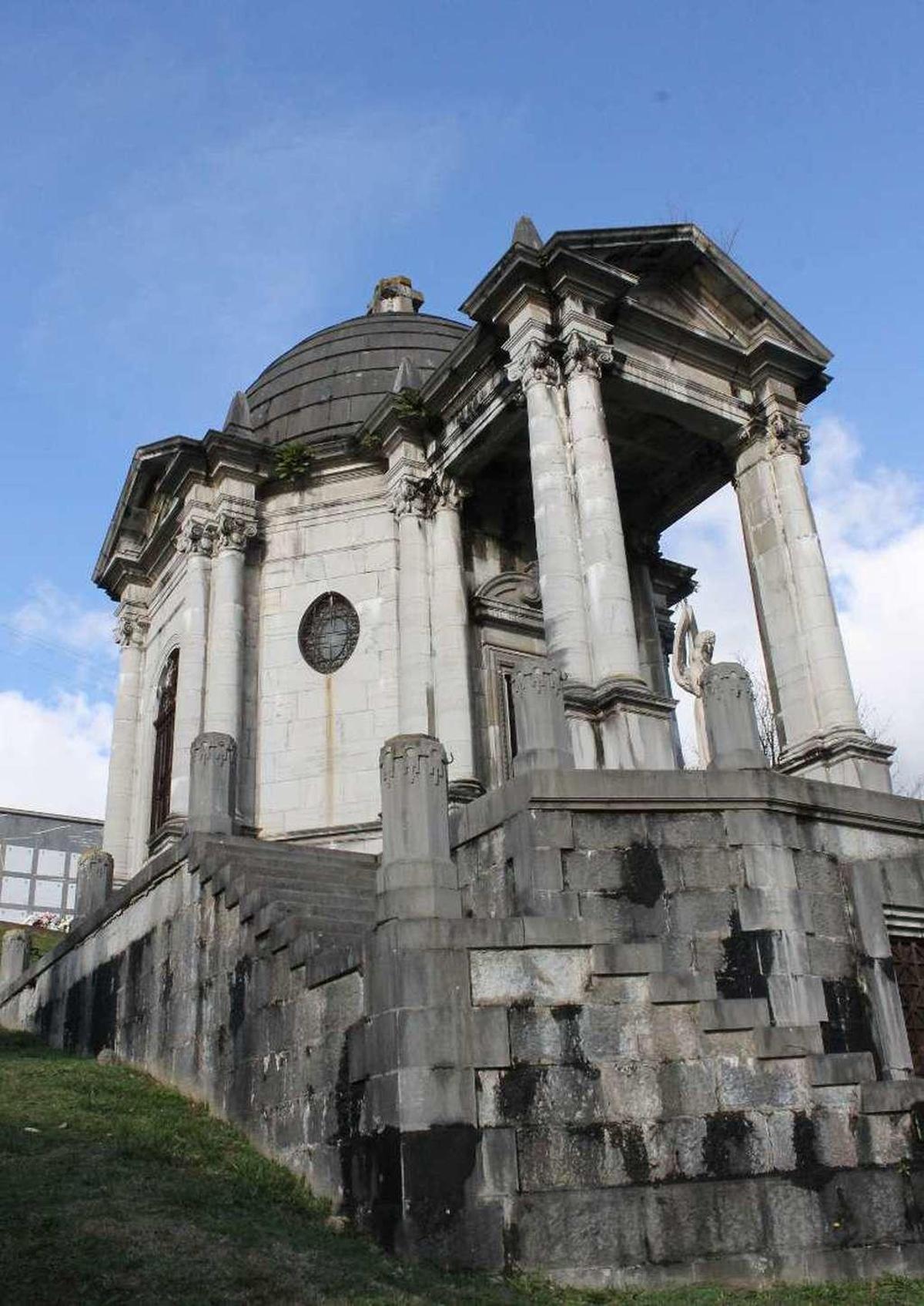 Grado negocia la cesión gratuita del panteón funerario de Concha Heres y Palacio