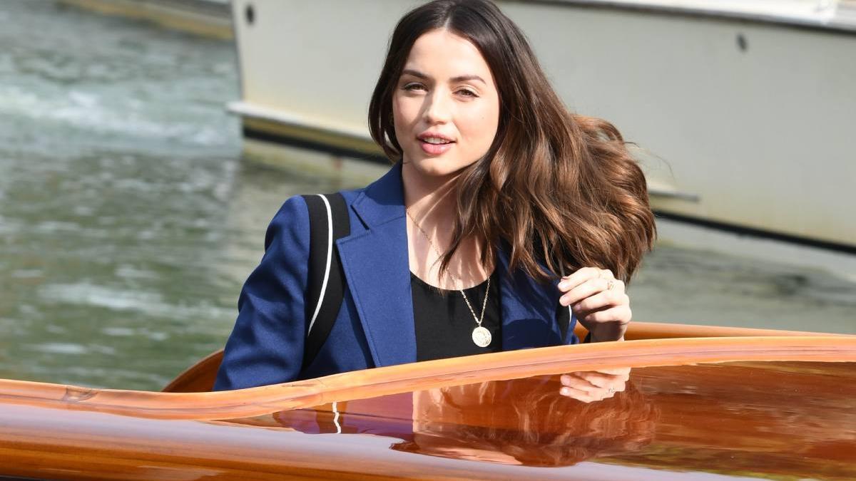 Ana de Armas le da una vuelta a su nuevo traje favorito en Venecia