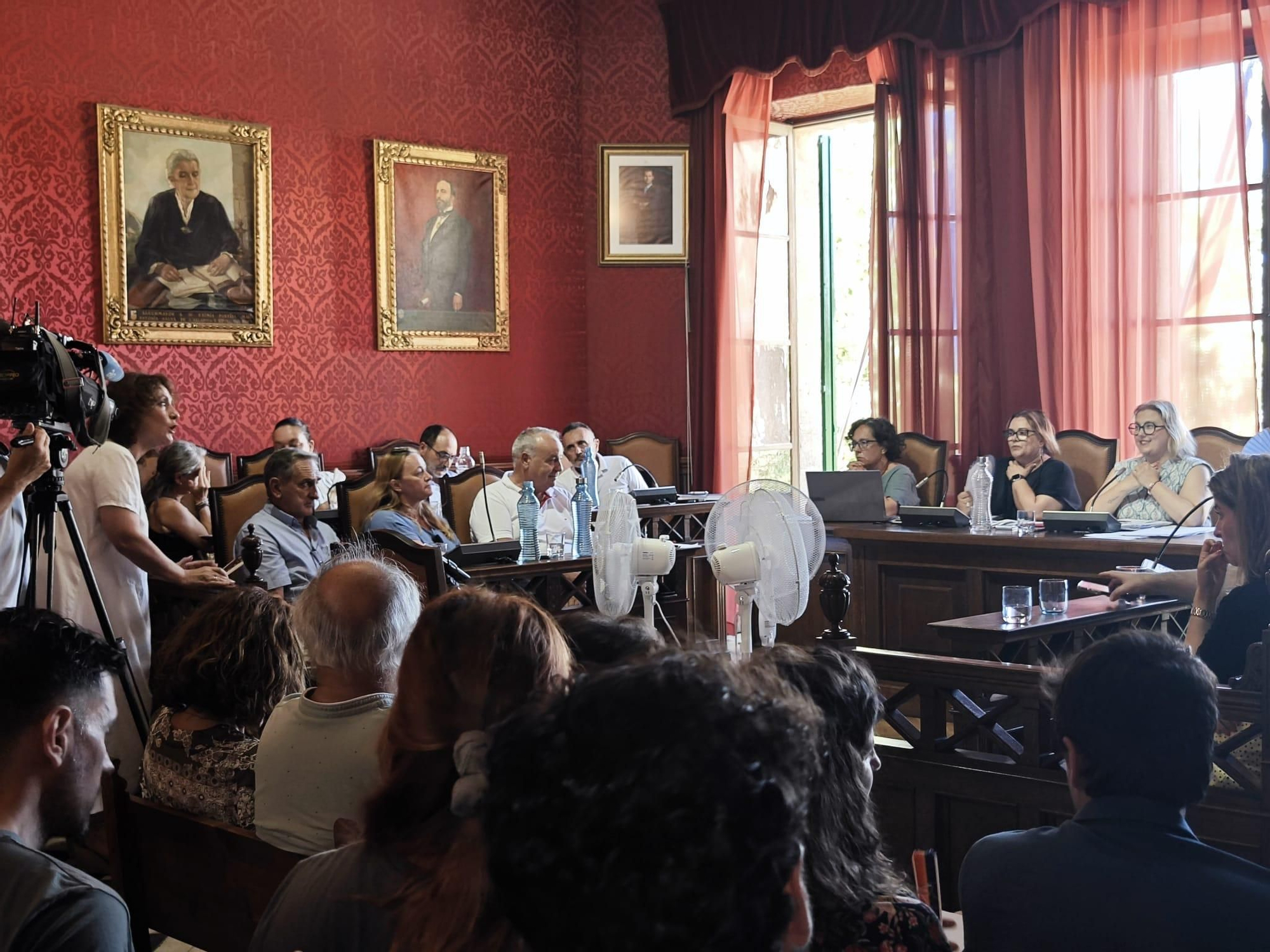 FOTOS | El pleno de Llucmajor para pedir el cierre de la macrogranja, en imágenes
