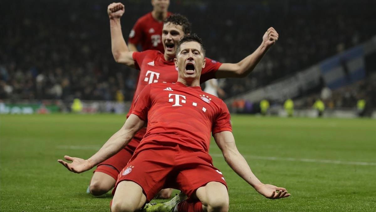 Robert Lewandowski celebra uno de los dos goles en la humillación del Bayern al Tottenham en su campo.