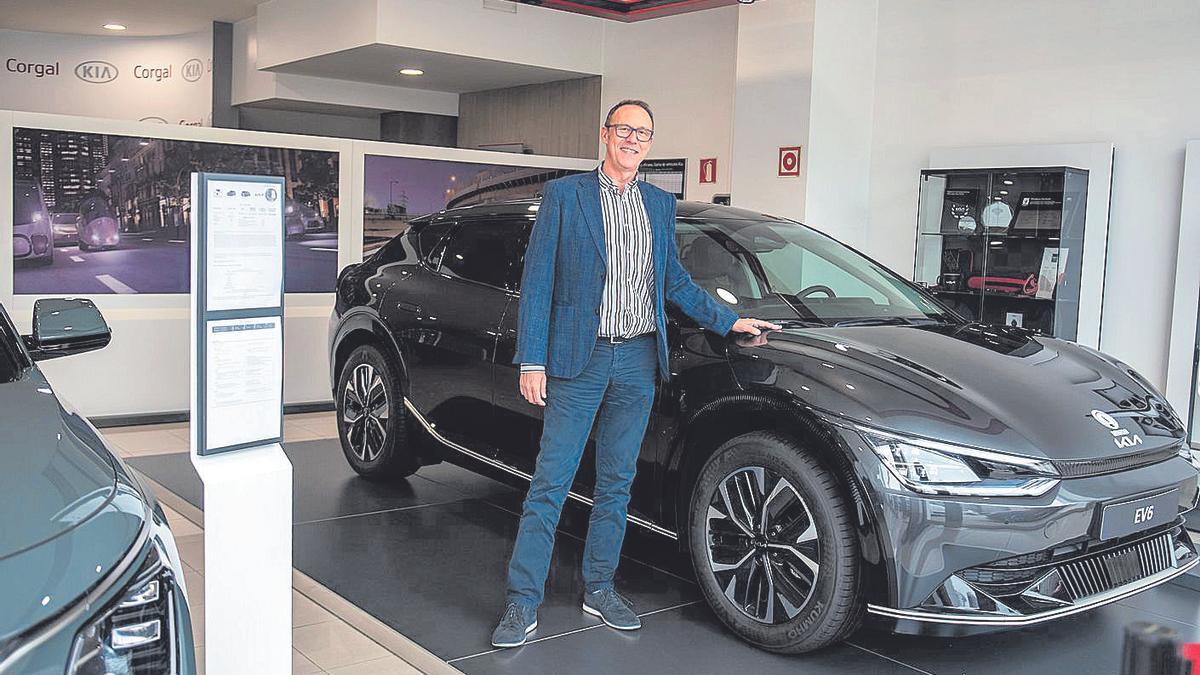 Marcos Varela, director comecial de Corgal, al lado del flamante KIA EV6.