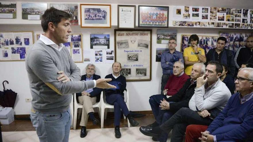 Eduardo Berizzo, en su charla en la asociación de entrenadores de Ourense. // Brais Lorenzo