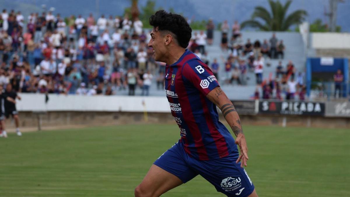 Alarcón celebra el 1-0 ante el Numancia, que abría el pase a la final por el ascenso
