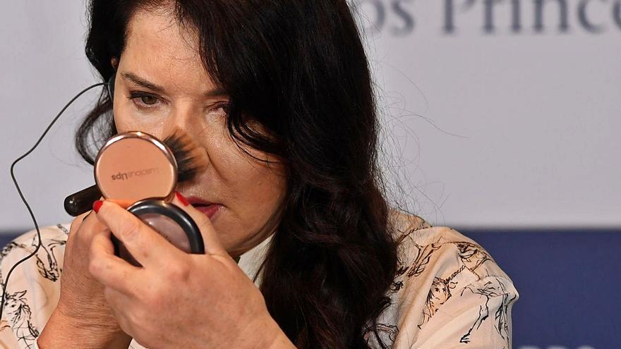 Marina Abramovic se maquilla durante un encuentro con la prensa en Oviedo.