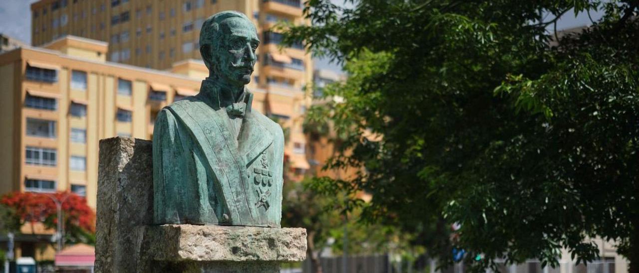 Busto en honor a Juan Bautista Antequera y Bobadilla al final de la Rambla de Santa Cruz de Tenerife, frente a Capitanía Marítima.