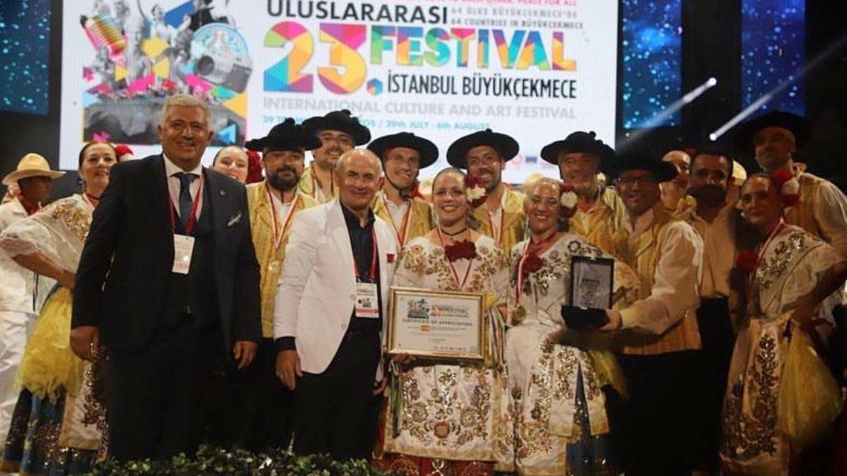 Momento en que algunos representantes del Grupo de Coros y Danzas de Molina recogen su premio en Turquía