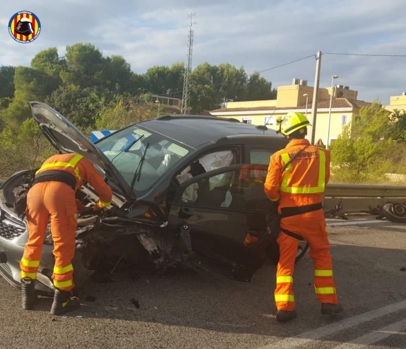 Los bomberos excarcelan al ocupante de un coche en un accidente en Chiva