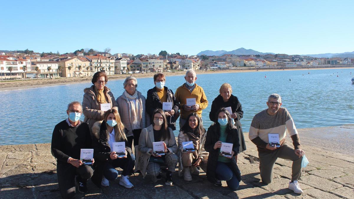 El alcalde, Juan González, y la edil de Turismo, Cristina Dosil, acompañados de técnicos y los autores de las recetas.