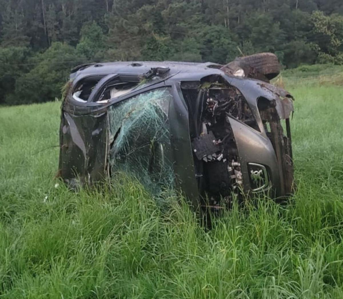 Vehículo accidentado en San Juan de Moldes (Castropol).