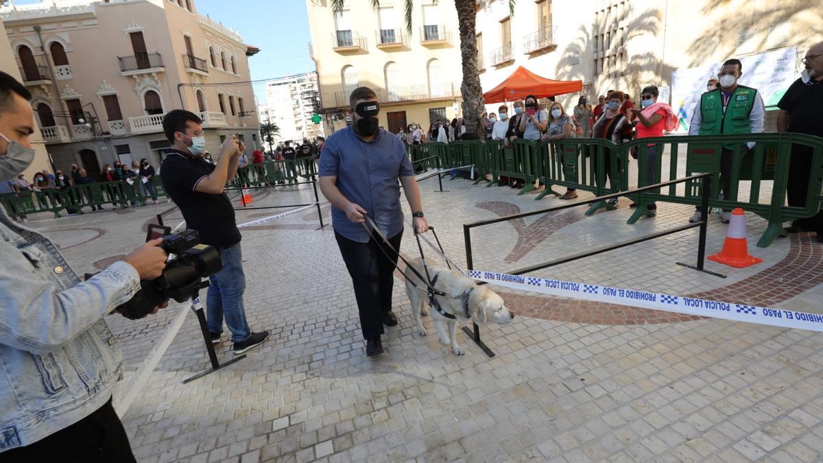 El concejal de Bienestar Social, Mariano Valera, tratando de hacer el recorrido con perro guía y los ojos vendados