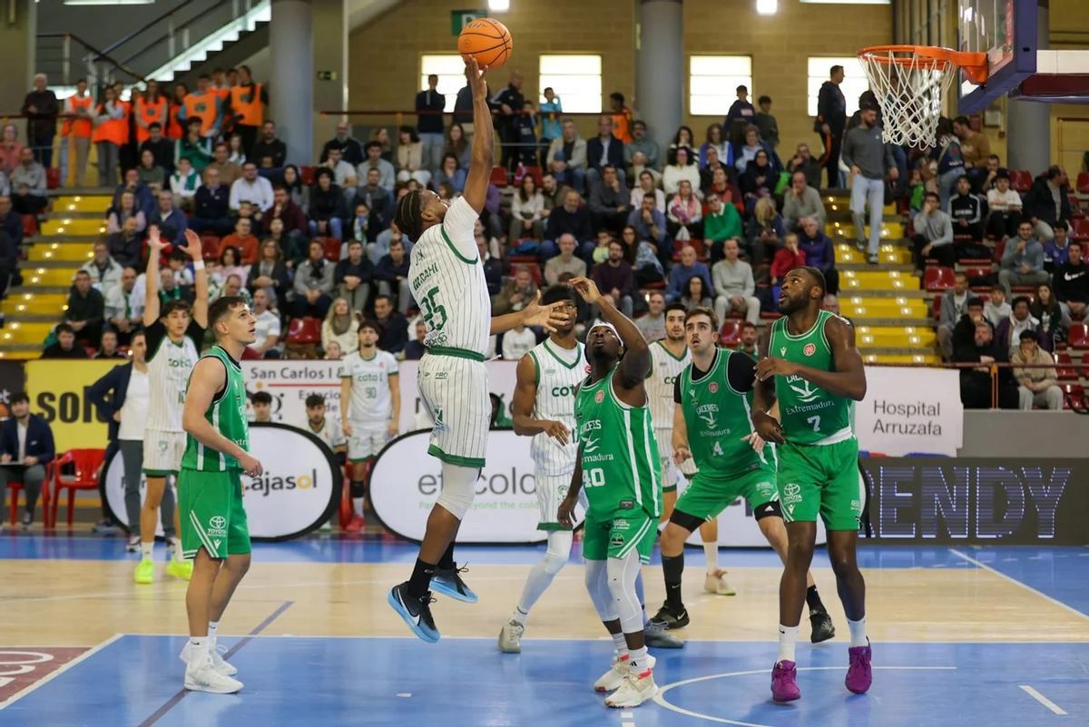 El local Sienche lanza a canasta.