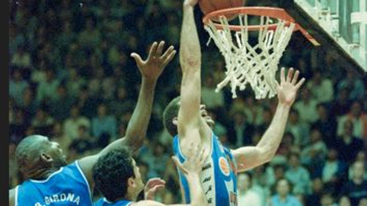 Murphy fent una cistella amb Curry i Solana al costat