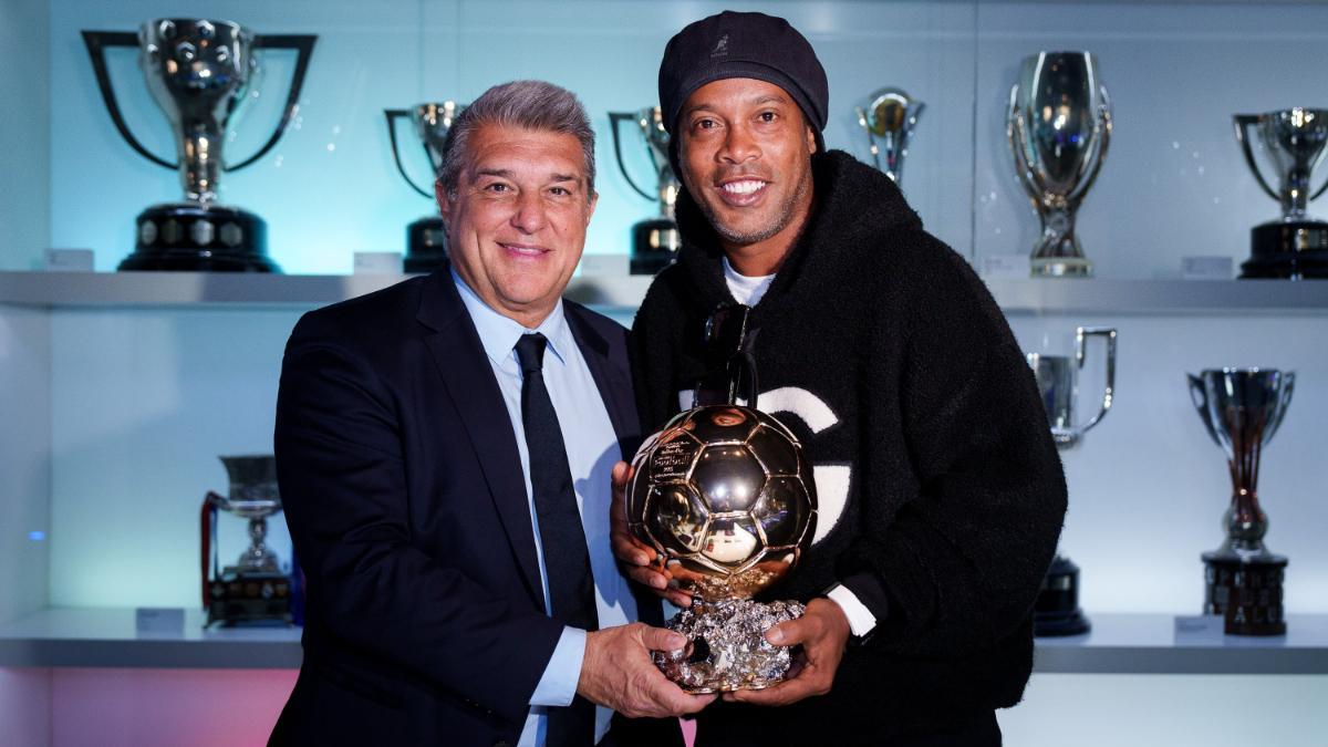¡Ronaldinho entregó su Balón De Oro al Museo del Barça!