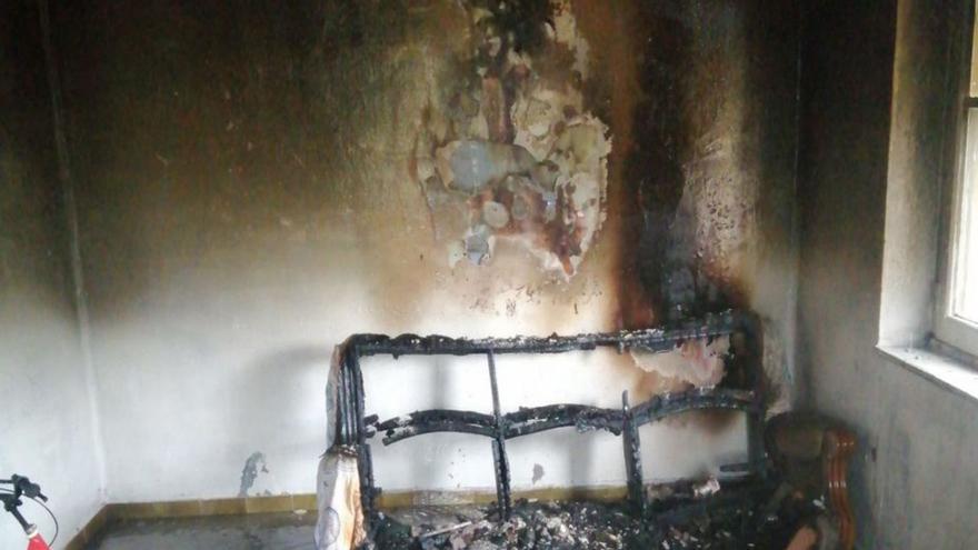 Desalojados cinco miembros de una familia al incendiarse su casa del barrio ovetense de la Tenderina