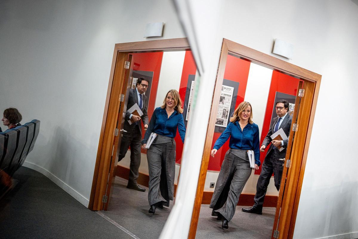 Pilar Alegría y Óscar López, antes de comparecer tras un consejo de ministros.