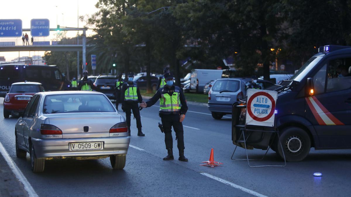 Control de la Policía Nacional en la avenida del Cid.