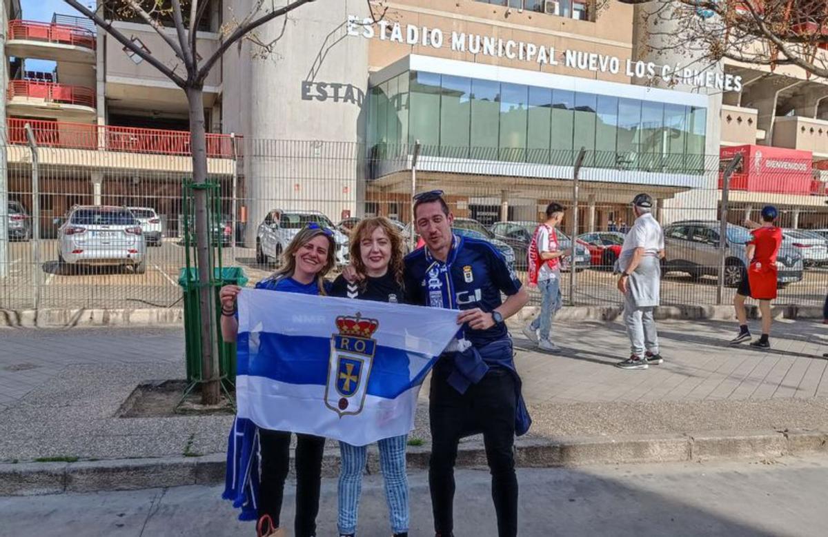 En la imagen de la izquierda, Ana. Rodríguez, Anabelli Arévalo y David López ante Los Cármenes. A la derecha, aficionados azules en la grada. | Área 11